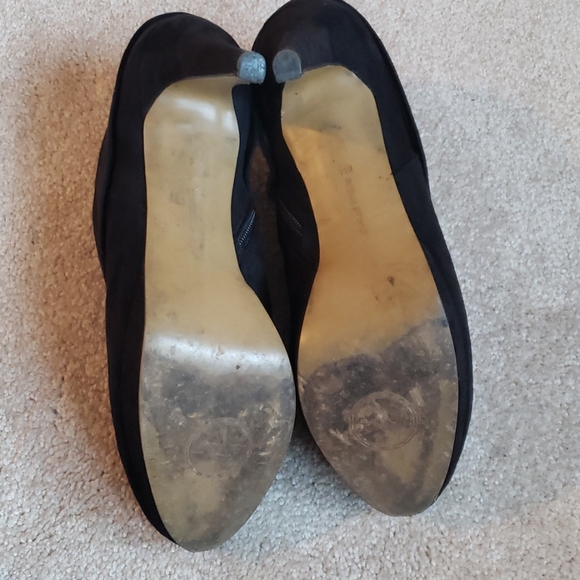 Adrienne Vittadini black suede booties. - Picture 7 of 7